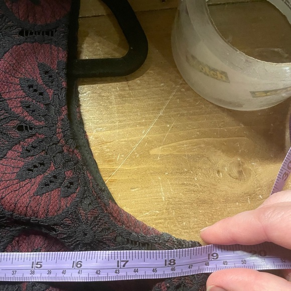 Banana Republic Sleeveless Shirt Burgundy with Lace Overlay Size Small Petite - Picture 4 of 10